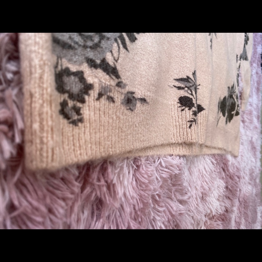 Rose Pattern Sweater - Picture 5 of 6